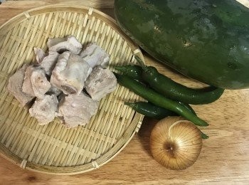 step1: 青木瓜、青辣椒洗淨；排骨洗淨用冷水小火慢煮，將雜質煮出後，用水洗淨。