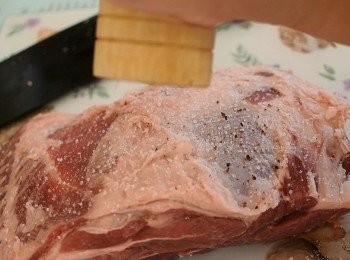 step2: 用廚房紙將羊肉吸乾血水, 將羊肉上多餘的脂肪切走, 在其中一面加上少許 粉紅/海鹽 和黑胡椒碎