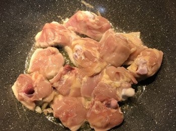 step2: 鍋燒熱，放油，下雞腿肉塊煎上色；