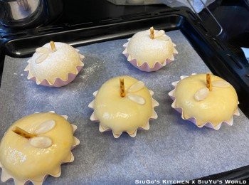 step9: 掃上薄薄一層蛋液(or灑上麵粉)，在頂部插入百力支條，再放上杏仁片裝飾。