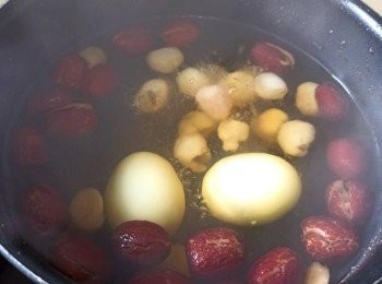 step3: 煮熟雞蛋，去殼備用。中細火煲兩湯碗水，水滾放紅棗圓肉煲30分鐘 ，放雞蛋關蓋繼續煲15分鐘，搞掂