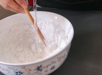 step5: 把糯米粉加入一半熱水並搓成粉團，然後慢慢加入剩餘的水，用手把粉團搓至幼滑不黏手。