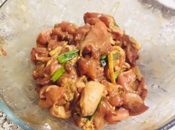 step2: 鸡肉需要用酱油，姜，葱，蚝油，盐，生抽腌制入味！