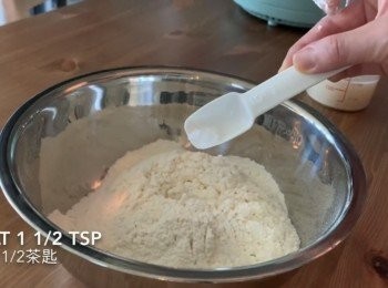 step4: 加入鹽1/2茶匙