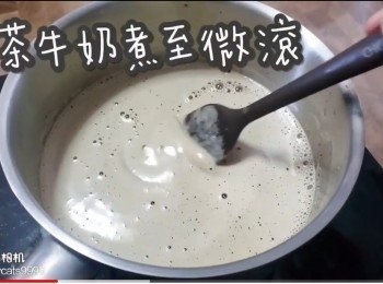 step8: 焙奶牛奶煮至微滾