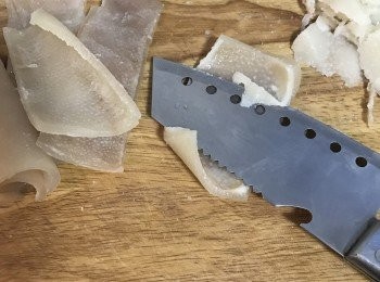 step4: 將豬皮的油切乾淨、毛拔一拔；豬油清的越乾淨，豬皮凍就越清爽。