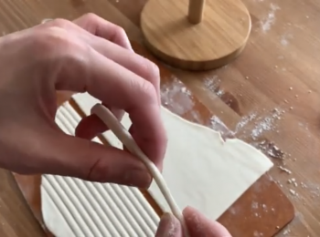 step12: 將烏冬稍為拉薄一下，因烏冬煮過後會發脹變大