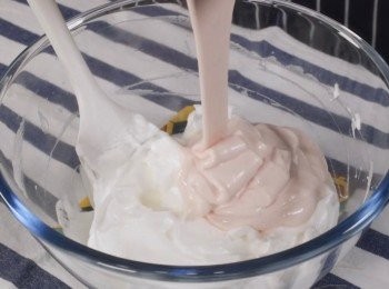 step5: 麵糊變軟後 倒入蛋白中混合在一起