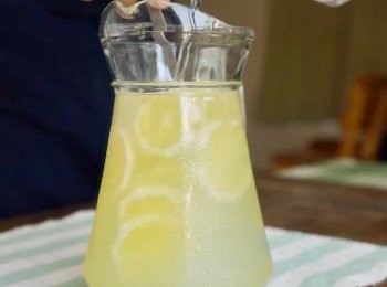 step2: 根據自己喜歡的濃度加入水調整。
你也可以加入蜂蜜/ 氣泡水！

完成！