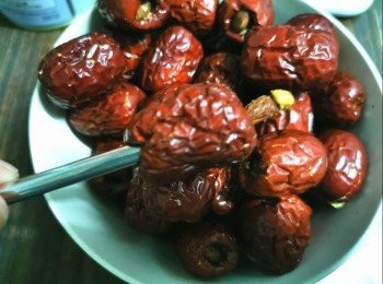 step1: 紅棗略為清洗，瀝乾水份，用不銹鋼飲管去棗核，備用。