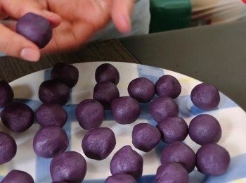 step4: <span class="group_2">紫薯餡</span>待涼後，把它搓成數個小圓形備用。