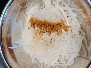 step4: 加入五香粉、糖和胡椒粉拌勻，再放入已放涼的櫻花蝦和臘腸拌勻。