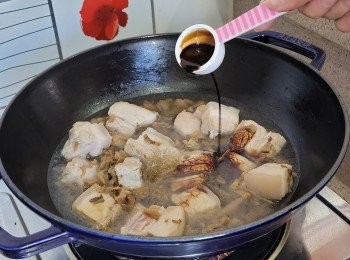 step9: 下水份（剛蓋過所有材料; 但視乎個別煲具的鎖水度），下<span class="group_2">調味料</span>、薑片及冰糖