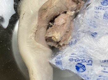 step2: 完成燘煮三小時後取出牛脷，浸冰水降溫。