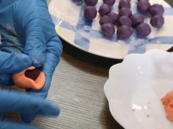 step7: 把糯米粉團包入<span class="group_2">紫薯餡</span>，然後在頂部點上少許水，以黏著葉子造型的糯米粉團，大吉湯圓完成造型。