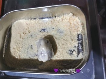 step7: 用手將每粒紅棗取出，再塑形，包著薄薄一層棉花糖，再放入已混合的奶粉＋芝士粉沾上外層，即成。