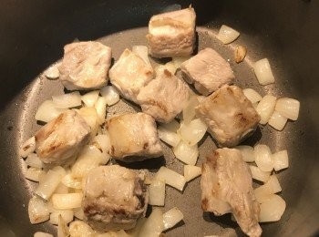 step5: 將煮好後的排骨入鍋略煎上色；