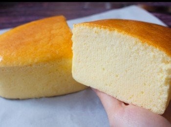 step7: 焗完的蛋糕先放在烤箱不要馬上取出
放5-10分鐘 ，之後趁熱脫模 ，冷卻後再放入冰箱冷藏兩小時以上享用