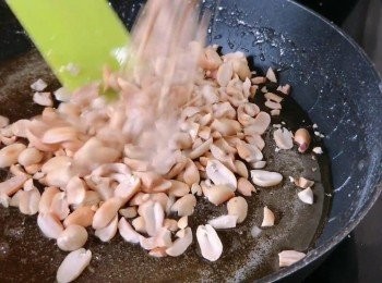 step5: 把花生和芝麻加入糖漿，迅速翻拌均勻並關火。