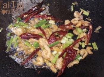 step3: 起油鍋，放入青蔥、乾辣椒及蝦乾爆香，撈起備用。
將<a href="https://bit.ly/3EZL8dD" target="_blank" data-keyword="雞胸" class="guide-link"><strong>雞胸</strong></a> <span style="display:inline-block;vertical-align:middle;margin-top:-3px;color:initial;border-radius:3px;padding:2px 3px;font-size:12px;line-height:14px;background:#87d300;color:#fff;">即買</span> 肉絲、香蕉蕊嫩莢絲、所有<span class="group_1">食材</span>及<span class="group_2">調味料</span>混合拌勻。