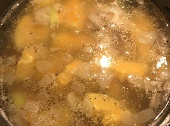 step7: 放入青木瓜厚片，並加入調味料，再大火煮滾後轉小火慢燉30分鐘，到青木瓜變軟；