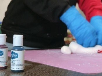 step6: 把小部份的粉團加入綠色食用色素並搓勻，大部份的加入橙色食用色素再搓勻。