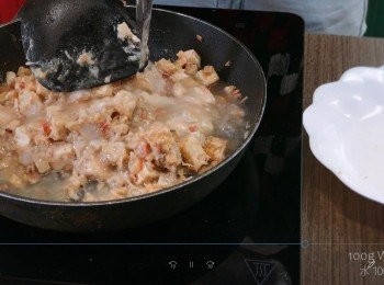 step7: 把臘腸、冬菇、瑤柱和蝦米加入至鍋中，與芋頭一起炒香，然後加入所有調味料(五香粉外)，並倒入375克水煮10分鍾至芋頭溶化。然後加入剛才盛起的芋頭粒和100克的水至芋頭蓉中拌勻。
