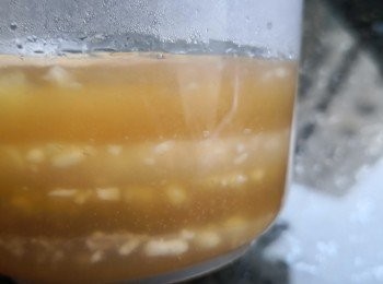 step3: 用500水將125克冰糖煮溶後撞入其中一碗粉漿水內備用