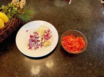 step1: 將所有的<span class="group_1">食材</span>切碎，準備好高湯！放黃油，炒香