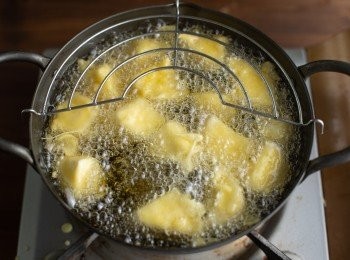 step3: 再來用170~180度的油溫(TIPS4)，將杏鮑菇下鍋油炸；炸至杏鮑菇周圍氣泡明顯變少，表面金黃期可起鍋備用。