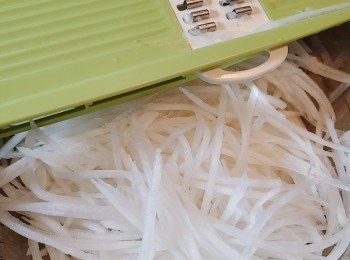 step2: 白蘿蔔去皮2次並刨成絲，加入1茶匙鹽待15分鐘後至軟身及出水。