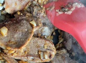 step7: 先爆香洋蔥再加入蒜蓉，再爆咖哩粉（咖哩粉份量隨自己調較。），加入牛脷炒勻