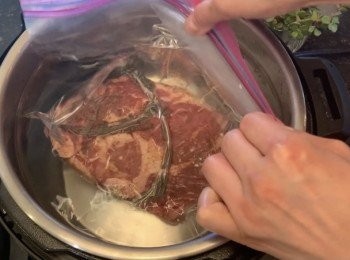 step2: 低溫，水浴兩個小時，讓牛排裡裡外外的溫度一樣，這樣做出的牛排鮮嫩