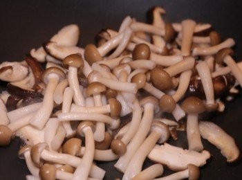 step2: 落姬菇及鮮冬菇大火快炒至軟身