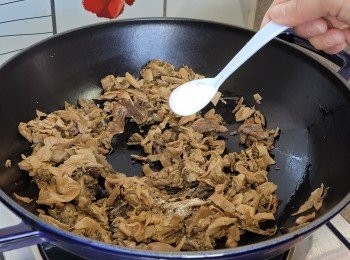 step6: 下油3茶匙砂糖兜炒均勻