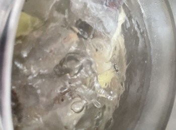 step1: 用凍水加入薑片再放入原條牛脷，汆水十分鐘，盛起，另外將香料放入茶包袋，真空煲內膽加入凍水、<span class="group_2">香料包</span>和幾片薑一同加熱，水滾後加入牛脷煮20分鐘，放入真空煲燘煮三小時。