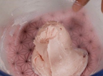 step2: 然後，篩入低筋麵粉。
攪拌均勻。
麵糊先放置入雪櫃裡備用。