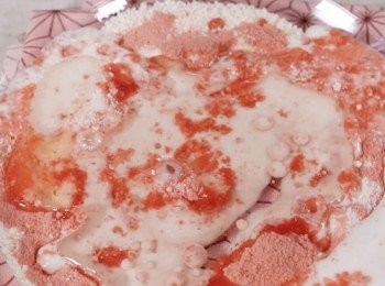 step1: 首先
把脫脂奶粉+士多啤梨粉+牛奶+植物油
放在大碗內攪拌混合均勻。