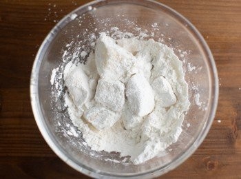 step8: 接著加入杏鮑菇沾裹麵粉即可油炸。(沾粉的過程可以稍微用手捏壓，讓杏鮑菇水份滲出，麵粉會沾裹得更多)