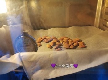 step2: 杏仁放入焗爐用150°C；10分鐘，放涼，備用。