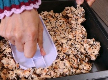step6: 把花生團倒入盤中並趁熱壓平，再切成條狀，待涼後食用更香脆可口。