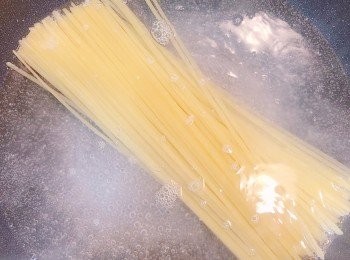 step6: 意粉加入熱水(加入少許鹽、糖和油)中，煮至熟後(跟包裝顯示的煮時間)盛起，瀝乾水。將烚至剛好熟的意粉放上碟上，放上肉醬即成，食時再可撒上黑胡椒和Parsley。