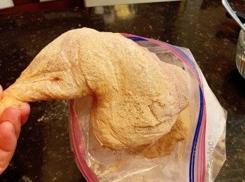 step1: 先把所有的<span class="group_1">食材</span>混合。鸡腿，清洗干净擦干水分。然后找一个袋子到处所有的调味料，让鸡腿，搖勻，均匀的裹上調調味料