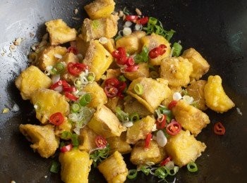 step5: 加入炸好的杏鮑菇與辣椒、蔥花、胡椒粉後拌炒均勻就完成了。