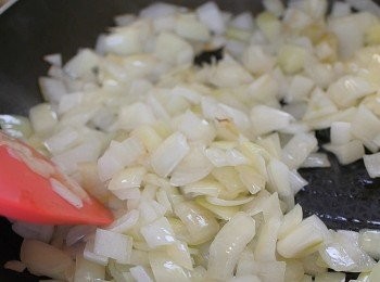 step1: 先將洋蔥切塊, 熱鍋落1湯匙橄欖油, 炒洋蔥至透明