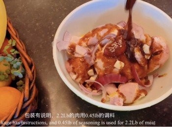 step1: 先将洋葱，蒜，韩式调料一起腌制45分钟，过夜也可以，比较入味