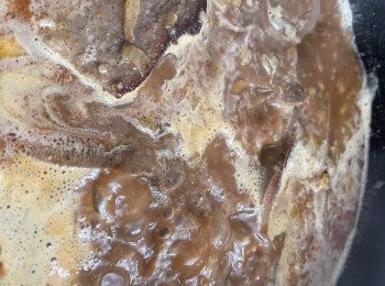 step8: 加入冰糖、魚露、上湯和熱水，水份剛過牛脷面蓋蓋炆一小時。薯仔斬件，用少少油煎一煎薯仔表面，可灑上少少鹽同煎，之後放入咖哩牛脷同炆約半小時左右，視乎薯仔腍軟度。（水波爐可用過熱水蒸氣120度炆1小時，之後加入已煎的薯仔，再炆30分鐘，明火收汁，再加入椰奶，即完成。）