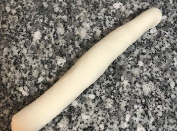 step11: 鬆弛好的麵糰較為柔軟，且表面非常光滑，可直接揉成長條型，