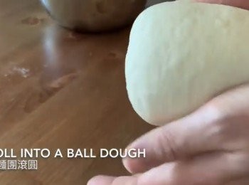 step8: 搓揉好後，將麵團滾圓成一個圓球