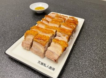 step1: 豬腩肉沖洗乾淨，用廚紙索乾水份，灑上一層海鹽
鹽搽勻豬皮表面，靜待10分鐘，用廚紙索乾豬皮表面水份攪勻）